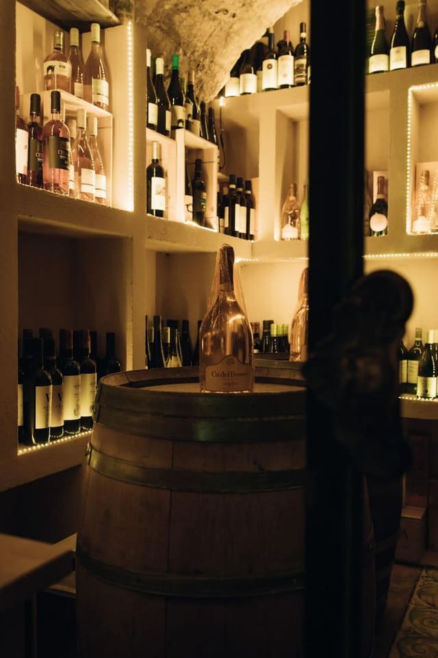 Botti e bottiglie nella cantina del Gozzo a Salerno