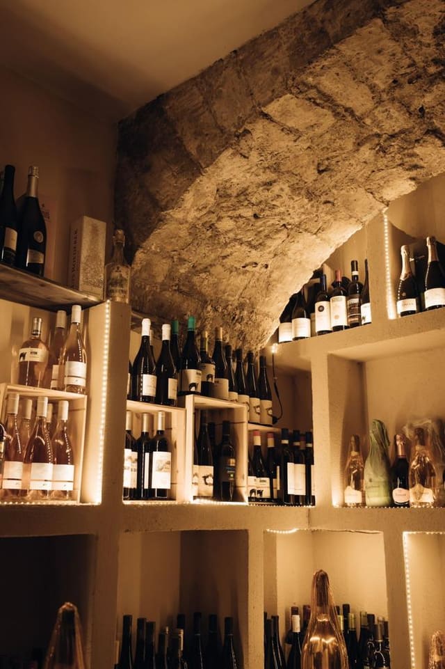 Volta in pietra e scaffali di bottiglie nella cantina del Gozzo