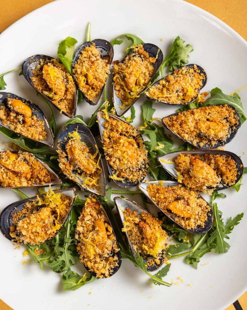 Cozze gratinate al limone servite su rucola al Gozzo, Salerno