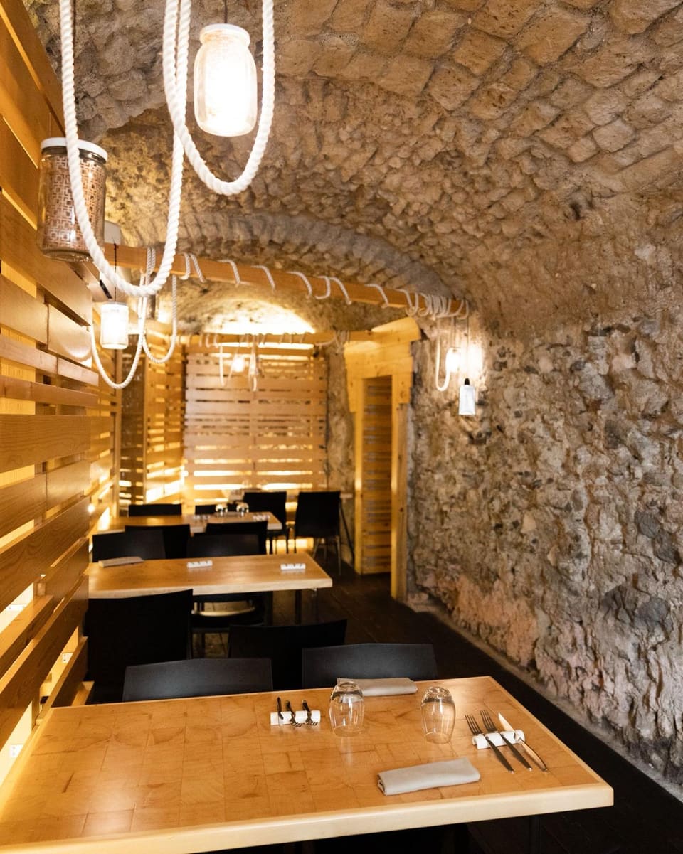 La sala del Gozzo sotto le volte in pietra del vecchio borgo di pescatori, Salerno
