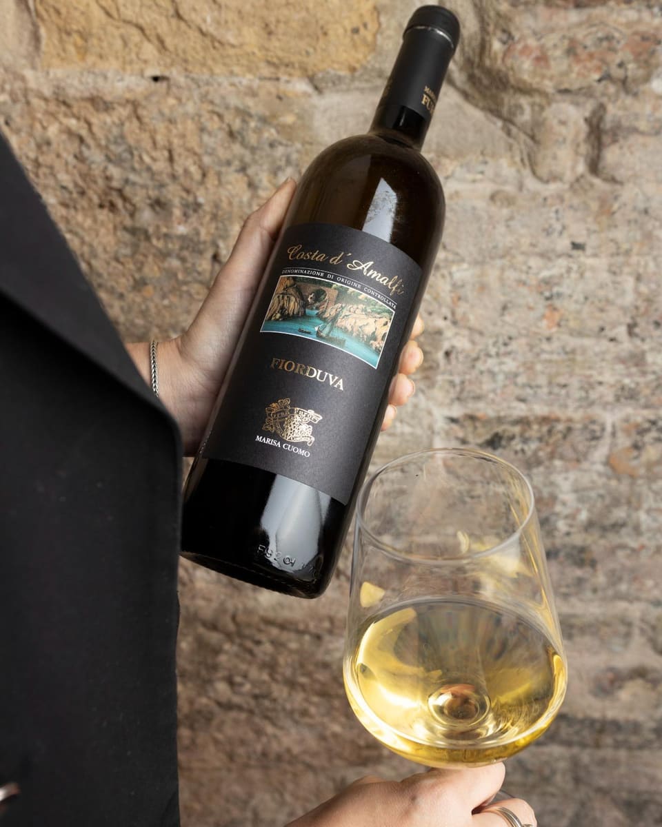 Vino bianco Costa d Amalfi servito al calice al Gozzo